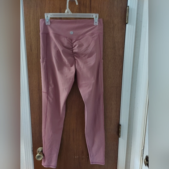 Rose colored work out pants with cell phone pockets. - Picture 2 of 3